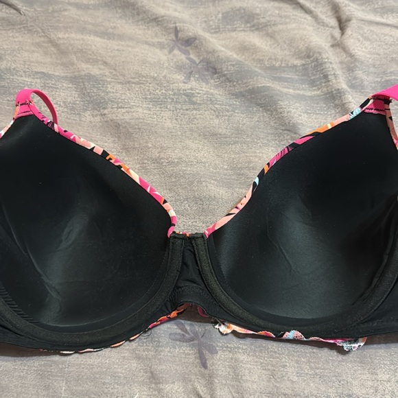 No Boundaries 38DD pink/lacy floral print bra. Thicker straps and three clasps. - Picture 5 of 7